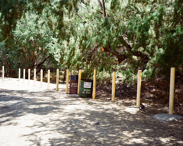 ハワイの公園にあるゴミ箱の写真