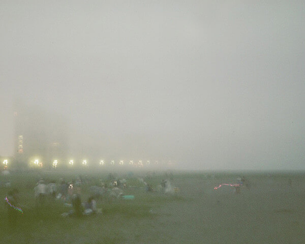 霧でぼやけている広場の写真