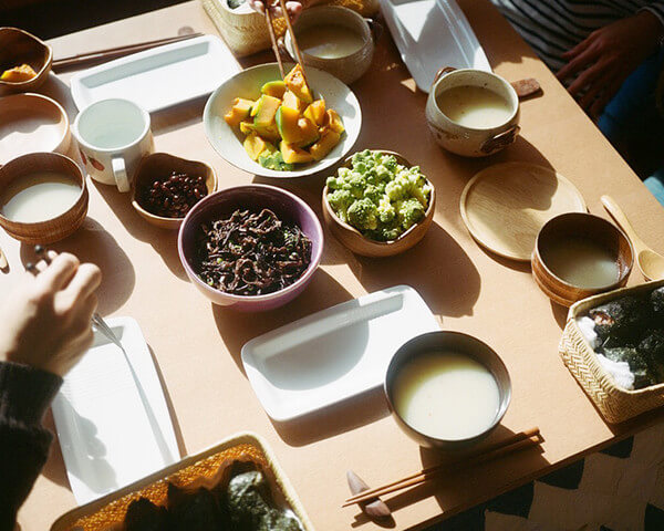 料理が並ぶ食卓の写真