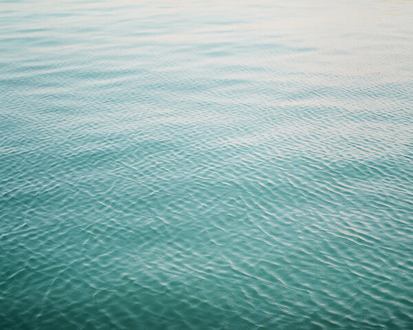 エメラルド色の水面の写真