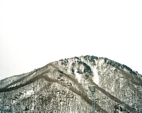 雪が積もった山頂の写真