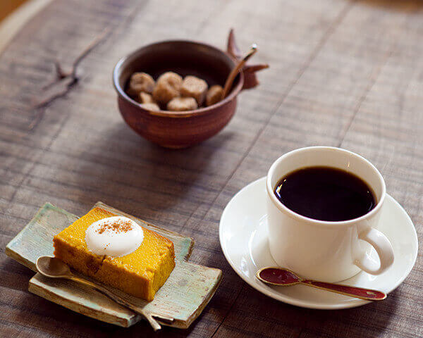 パウンドケーキとコーヒーの写真