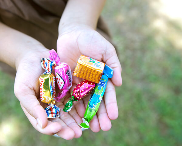 手の中のお菓子の写真